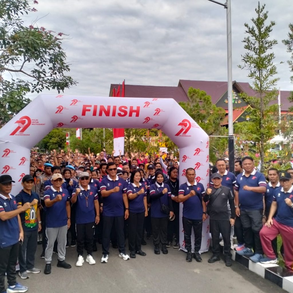 Ribuan Masyarakat dan Ratusan Hadiah Semarakkan Jalan Sehat dan Sepeda Santai Hari Bhayangkara ke -79 di Polda Kalteng