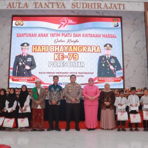 Polres Blitar Gelar Khitan Massal Salurkan Bansos untuk Anak Yatim Piatu dan Difabel di Hari Bhayangkara ke 79