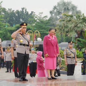 Jelang Hari Bhayangkara, Kapolri Ziarah ke Makam BJ Habibie hingga Hoegeng