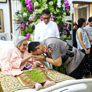Kapolri Hadiri Perayaan Ulang Tahun ke-100 Ny. Meriyati Hoegeng, Simbol Kesetiaan dan Keteladanan