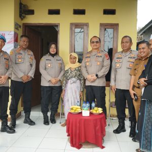 Kapolresta Tangerang Serahkan Kunci Bedah Rumah dalam Rangka Hari Bhayangkara ke-79