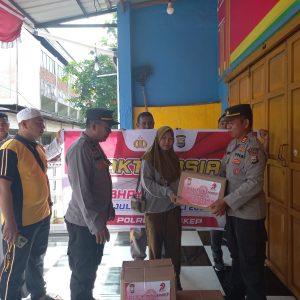 Polsek Liukang Kalmas Salurkan Bantuan Sosial dalam Rangka Hari Bhayangkara ke-79
