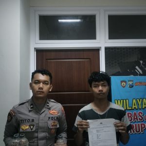 Polres Gresik Tindak Tegas Penjual Miras Amankan Puluhan Botol Arak