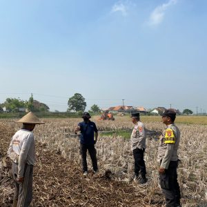 Polsek Kronjo Kawal Pematangan Lahan untuk Program Ketahanan Pangan di Desa Jenggot