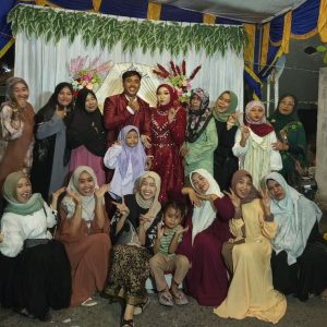 Keluarga Besar H. Samsin dan Hj. Ngasimah : Momen Resepsi Pernikahan Muhammad Abdul Azis dan Siti Julaikhatul Khafifah Merajut Cinta Dua Keluarga