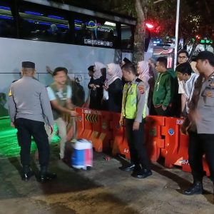 Polsek Tigaraksa Laksanakan Pengamanan Kepulangan Jemaah Haji Kloter 40 di Kantor Kemenag Kabupaten Tangerang
