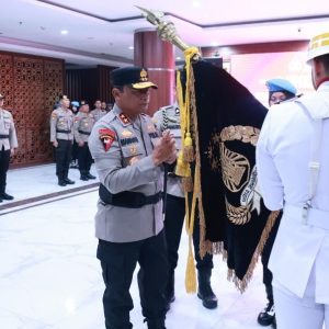 Kapolda Jatim Pimpin Upacara Pemuliaan Nilai Luhur Tribrata Pataka Polda Jatim ‘Tan Hana Dharma Mangrwa