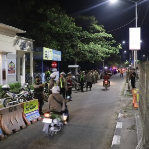 Polres Pelabuhan Tanjungperak Bersama TNI Gelar Patroli Skala Besar Pasca Pengesahan Warga Pesilat
