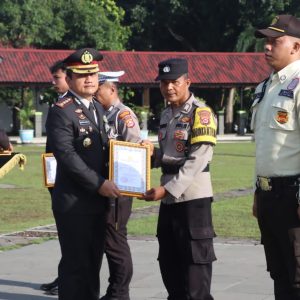 Kapolresta Tangerang Berikan Penghargaan kepada 36 Personel dan Warga dalam Upacara HUT Bhayangkara ke-79