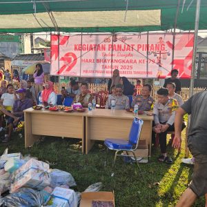 Sambut HUT Bhayangkara Ke-79, Polsek Pasar Kemis Gelar Perlombaan Panjat Pinang