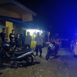 Patroli Dialogis SPKT Polsek Labakkang bersama Personil Polsek Labakkang Antisipasi Gangguan Kamtibmas dan Dengarkan Aspirasi Warga