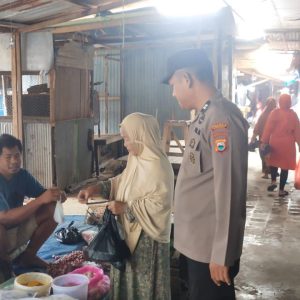 SPKT Polsek Ma’rang, Laksanakan Patroli Dialogis Pantau Aktivitas Masyarakat di Pasar Tradisional Bonto-Bonto