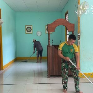 *Pererat Kemitraan dengan Warga, Satgas Pamtas Yonarhanud 1 Kostrad Bersihkan Masjid di Perbatasan RI-Malaysia*