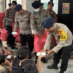 Brimob Gelar Dapur Lapangan di Kampung Melayu, Bantu Warga Terdampak Banjir