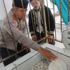 Awali Tugas di Hari Pertama, Kapolresta Tangerang Ziarah ke Makam R.A. Wangsakara, Dihadiahi Buku Ki Luluhur