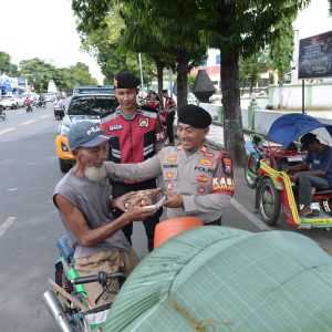 Patroli Humanis, Polres Situbondo Berbagi Nasi Kotak kepada Warga dan Pelajar