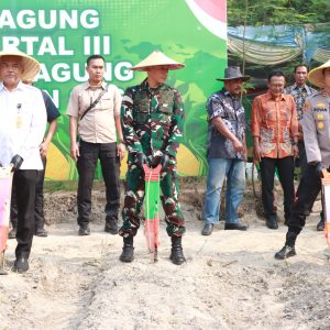 Polres Gresik Genjot Swasembada Pangan Lewat Tanam Jagung Serentak di Randu Agung