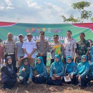 Dukung Swasembada Pangan, Kapolsek Panongan Bersama Forkomfincam Laksanakan Penanaman Jagung Serentak