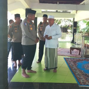 Kapolresta Tangerang Bersama Kapolsek Tigaraksa Ziarah ke Makam KH. Nawawi Gofar di Desa Pasirnangka