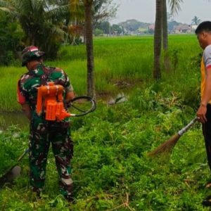 Bhabinkamtibmas dan Babinsa Desa Renged bersama Warga bersama-sama bersihkan lingkungan 