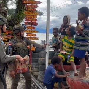 Satgas Ops Damai Cartenz Tebar Kepedulian dan Kebahagiaan di Paniai dan Intan Jaya