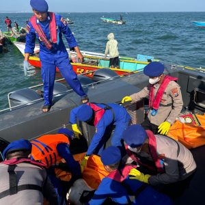 Update Laka Laut di Pasuruan: Tim SAR Ditpolairud Polda Jatim Kembali Berhasil Evakuasi 2 Korban Meninggal di Perairan Lekok