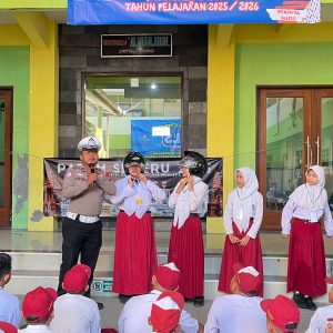 Operasi Patuh Semeru 2025, Polres Mojokerto Edukasi Pelajar Tertib Lalin dan Berbagi Helm Gratis