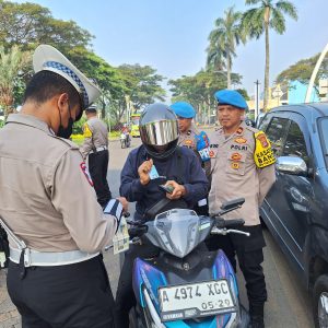 Menggunakan HP Saat Berkendara, Belasan Pengendara Ditilang oleh Satlantas Polresta Tangerang dalam Operasi Patuh Maung 2025