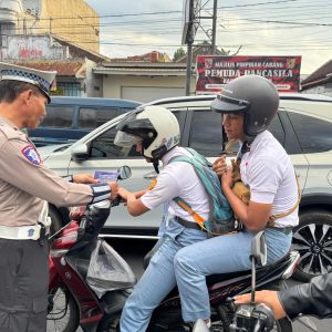 Polisi Menyapa : Operasi Patuh Semeru 2025 Polres Jember Sebar Brosur Edukasi Tertib Lalin Bagi Pengguna Jalan