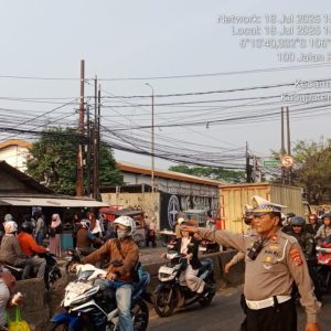 Kanit Lantas Polsek Cikupa IPTU Udi Muhdi Pimpin Langsung Pengaturan Lalin Sore Hari di Pertigaan Columbus PT. Cingluh   