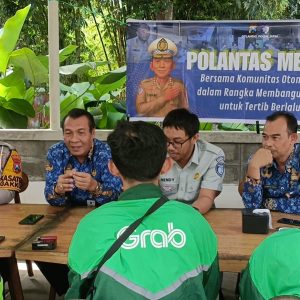 Polantas Menyapa : Polres Bondowoso Beri Edukasi Komunitas Ojol di Operasi Patuh Semeru 2025