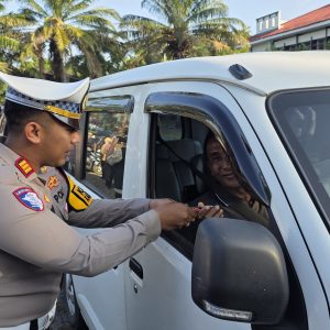Operasi Patuh Semeru 2025 Polres Probolinggo Beri Hadiah Bagi Pengendara yang Tertib Lalu Lintas