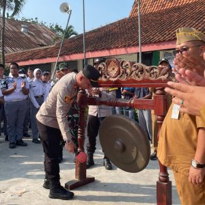 Dukung Program BABACAKAN Kapolsek Panongan Hadir Sebagai Pembina Upacara di SMKN 1 Peusar
