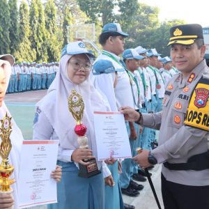 Dekat dan Bersahabat, Polisi Blusukan ke Sekolah Edukasi Tertib Lalin dan Berbagi Hadiah untuk Pelajar di Nganjuk