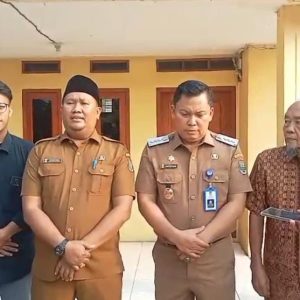 Camat Supriyadi Silaturahmi Ke Warga Desa Cikupa Yang Masih Bertahan, Ini Pesan Pak Camat…!!   