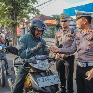 Bukan Razia Biasa, Polres Jember Jadikan Operasi Patuh Semeru Aksi Senyum dan Cokelat untuk Keselamatan