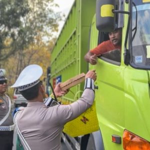 Polantas Berbagi Nasi Kotak untuk Pengendara Terjebak Macet di Hutan Baluran, Sopir Truk : Polisi Situbondo Luar Biasa