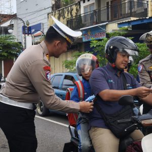 Polres Ponorogo Sampaikan Pesan dan Cinderamata kepada Pengendara di Penghujung Operasi Patuh Semeru 2025