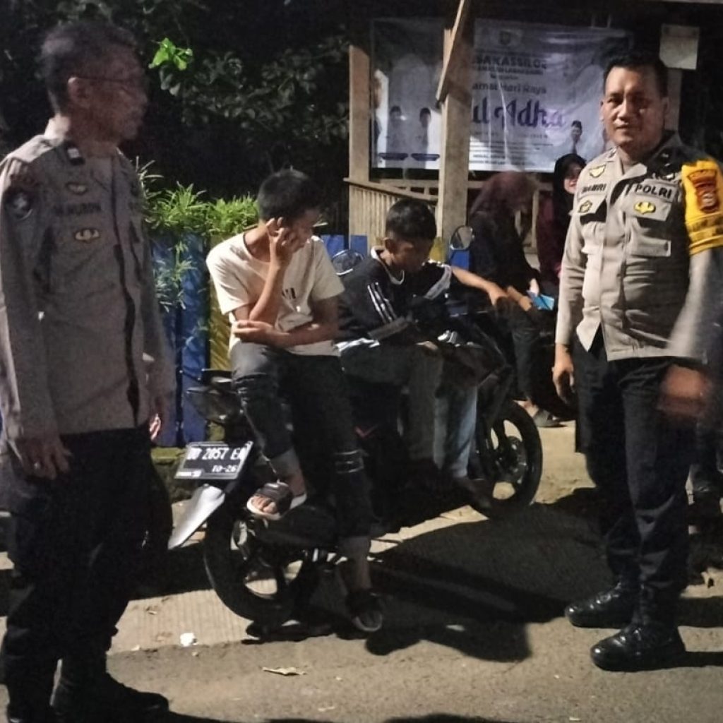 Polsek Labakkang Rutin Melaksanakan Patroli Blue Light Cegah Gangguan Kamtibmas Di Malam Hari