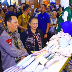 Kapolri Tinjau Bazar Kreasi Bhayangkari Nusantara 2025, Dorong Pertumbuhan UMKM