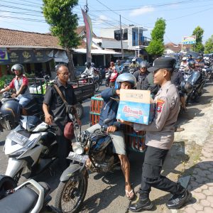 Polisi Peduli : Polres Bondowoso Berbagi Air Minum kepada Warga yang Antri di SPBU