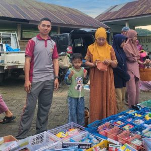 Pantau Aktivitas Jual Beli di Pasar Tradisional Langkaca Bhabinkamtibmas Polsek Total Himbau Pedagang dan Warga Waspada Pencurian