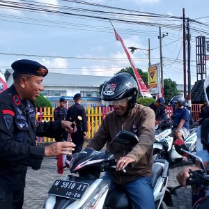 Sambut Hari Kemerdekaan RI ke -80 Brimob Polda Jatim Berbagi 2000 Bendera Merah Putih di Pamekasan
