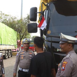 Tanamkan Cinta Tanah Air Polres Pelabuhan Tanjungperak Ajak Kibarkan Bendera Merah Putih Sambut Hari Kemerdekaan RI ke -80
