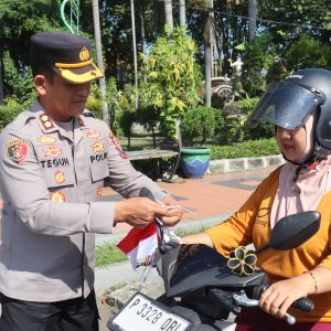 Polresta Banyuwangi Berbagi Bendera Merah Putih Sambut HUT Kemerdekaan RI ke 80