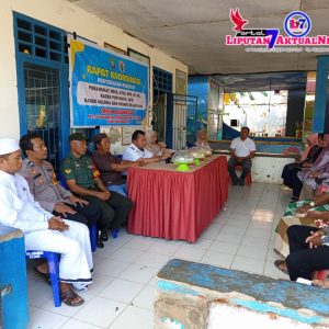 Bhabinkamtibmas Dan Babinsa Hadiri Pembagian BLT Di Desa Kanaungan