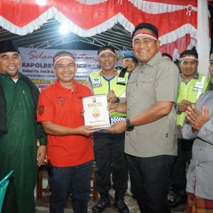 Ngariung Bareng Warga, Kapolresta Tangerang ‘Tumbangkan’ Ketua RW dalam Duel Panas Catur