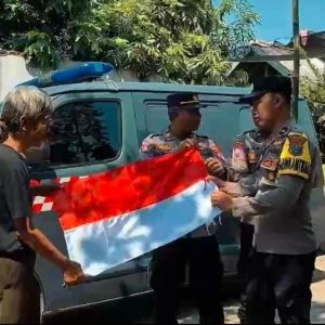 Ribuan Bendera Merah Putih Dibagikan oleh Polres Probolinggo untuk Warga, Bangkitkan Semangat Kemerdekaan RI ke -80