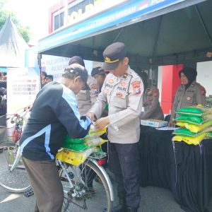 Polres Ponorogo Gelar Pasar Murah, Sediakan 47 ton Beras Warga Sambut Antusias