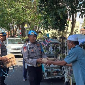 Polisi Peduli : Patroli Dialogis Polresta Banyuwangi Sambil Berbagi Nasi Untuk Abang Becak